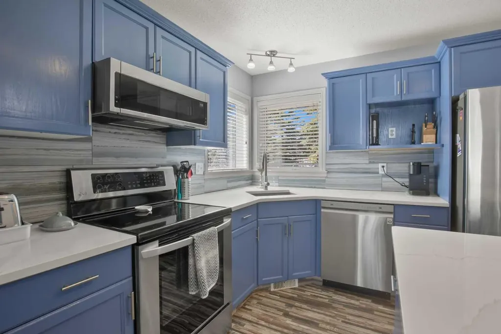 42 Riviera Drive Lacombe AB T4L 2H7