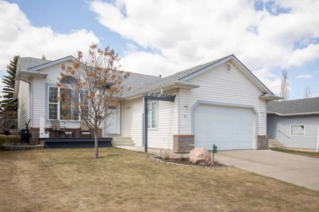 42 Riviera Drive Lacombe AB T4L 2H7