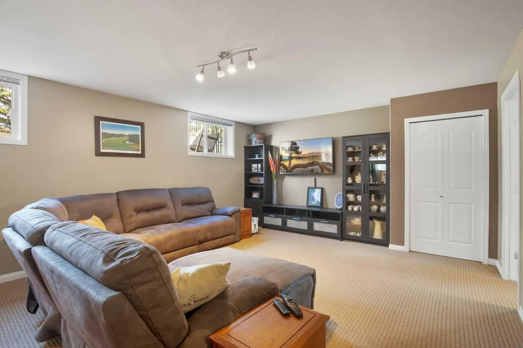 42 Riviera Drive Lacombe AB T4L 2H7