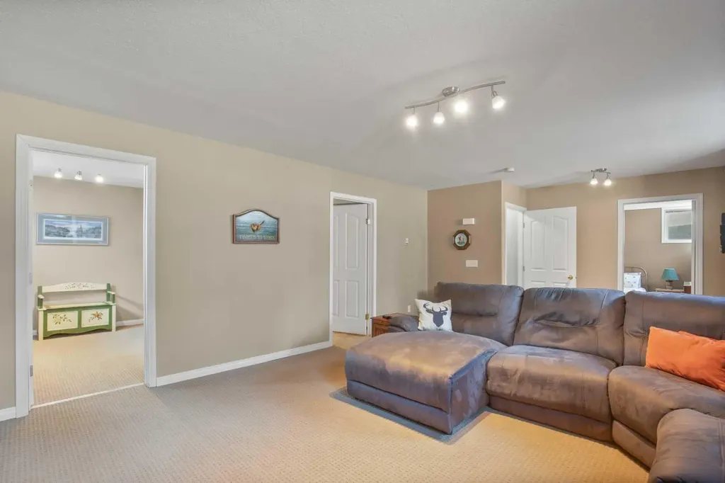 42 Riviera Drive Lacombe AB T4L 2H7