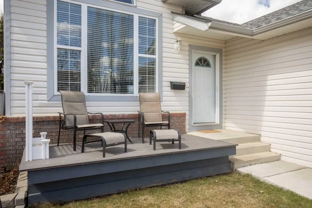 42 Riviera Drive Lacombe AB T4L 2H7