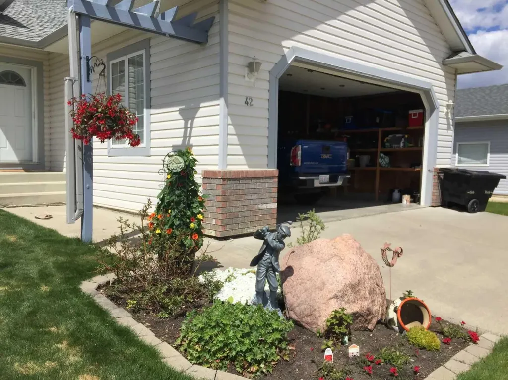 42 Riviera Drive Lacombe AB T4L 2H7