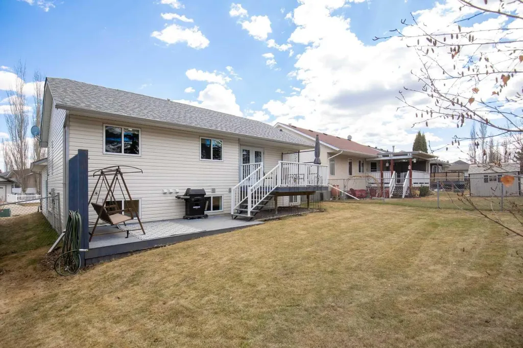 42 Riviera Drive Lacombe AB T4L 2H7