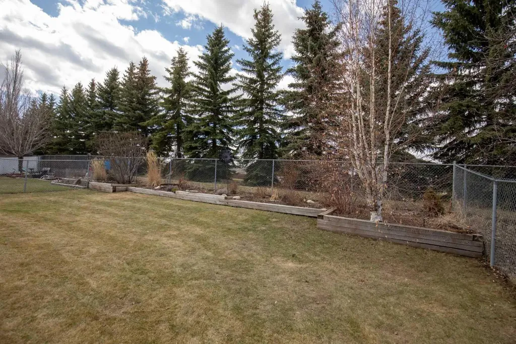 42 Riviera Drive Lacombe AB T4L 2H7