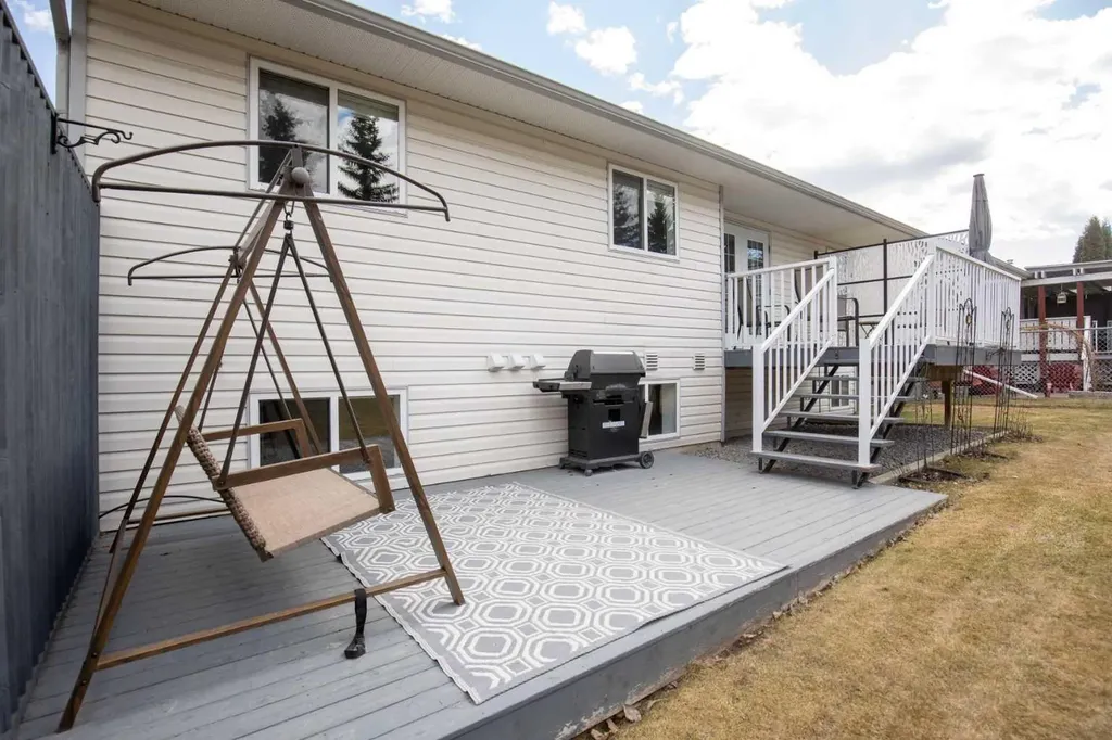 42 Riviera Drive Lacombe AB T4L 2H7