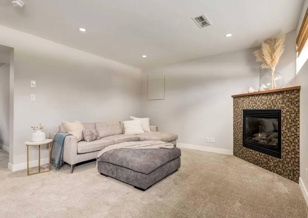 176 Mapleburn Drive SE Calgary AB T2J1Y6