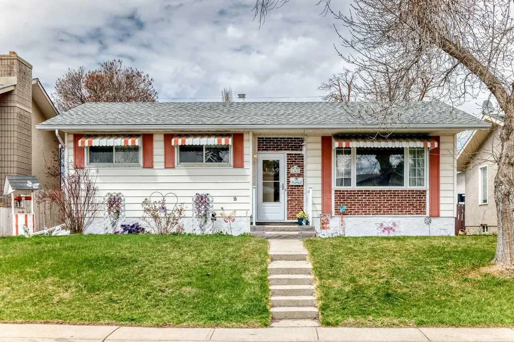 165 Marbrooke Circle NE Calgary AB T2A 2W4