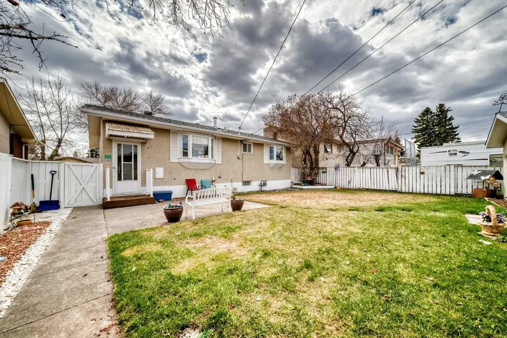 165 Marbrooke Circle NE Calgary AB T2A 2W4