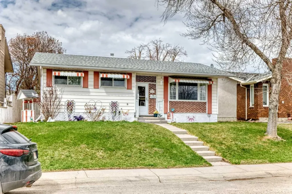 165 Marbrooke Circle NE Calgary AB T2A 2W4