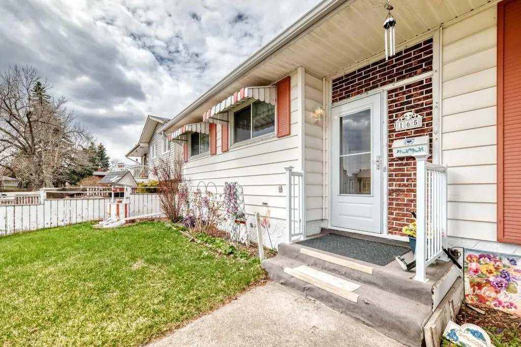 165 Marbrooke Circle NE Calgary AB T2A 2W4