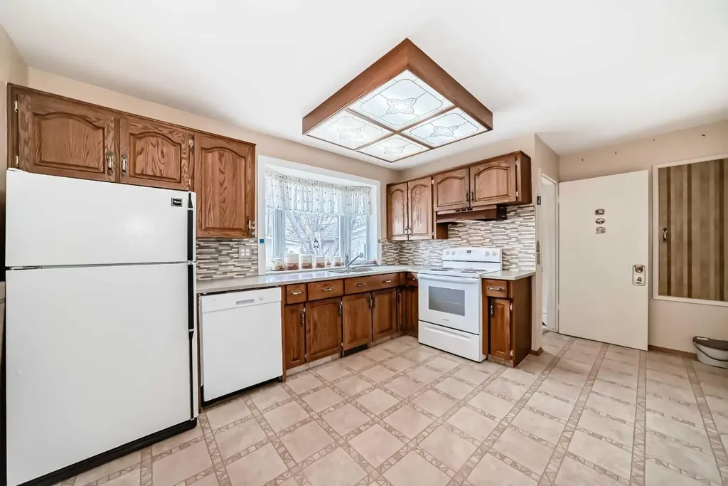 165 Marbrooke Circle NE Calgary AB T2A 2W4