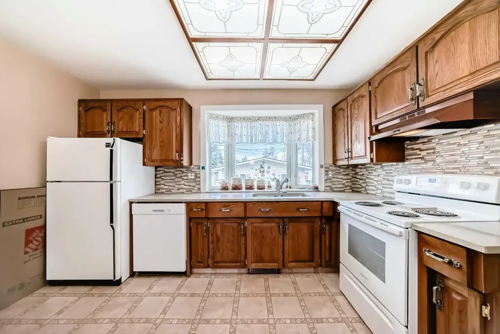 165 Marbrooke Circle NE Calgary AB T2A 2W4