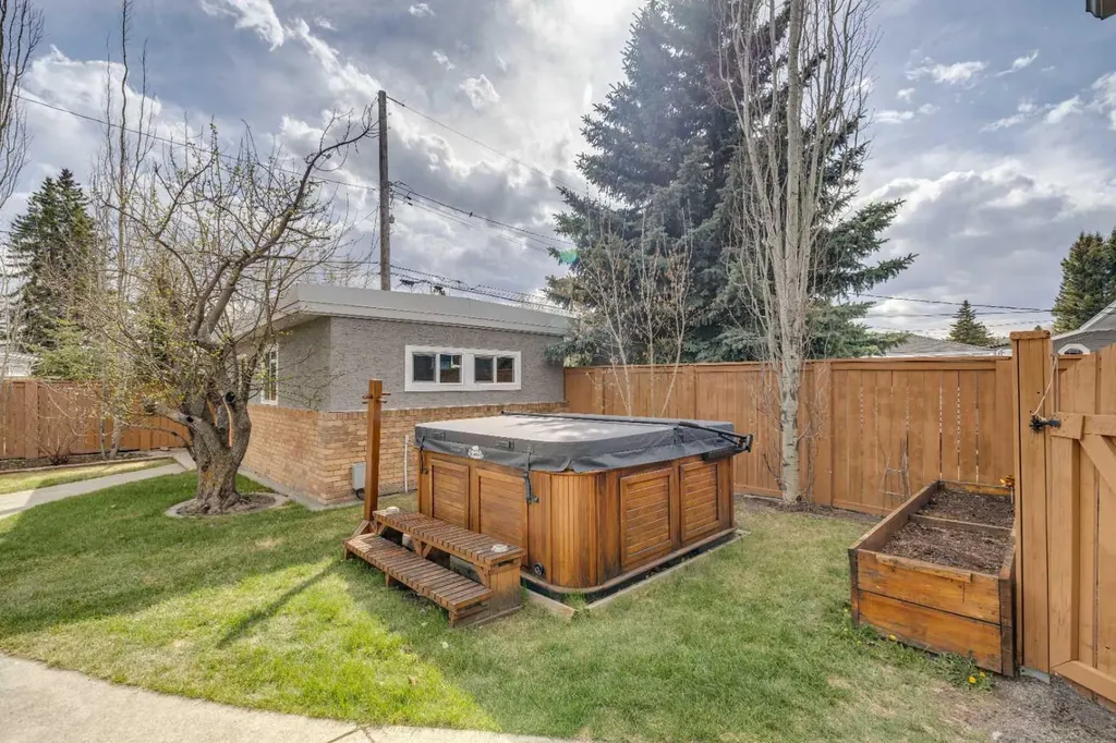 5207 Grove Hill Road SW Calgary AB T3E 4G7