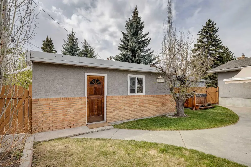 5207 Grove Hill Road SW Calgary AB T3E 4G7