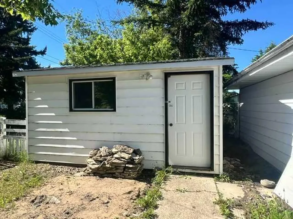 5021 47 Street Daysland AB T0B 1N0
