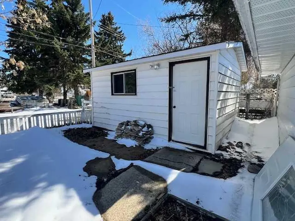 5021 47 Street Daysland AB T0B 1N0