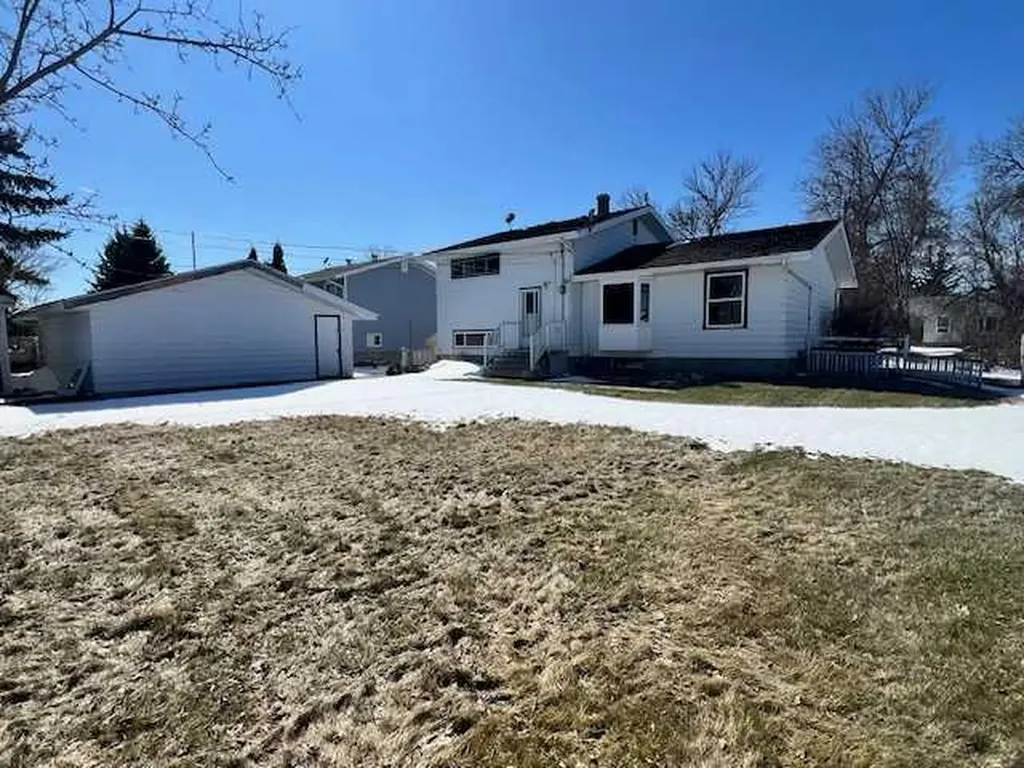 5021 47 Street Daysland AB T0B 1N0