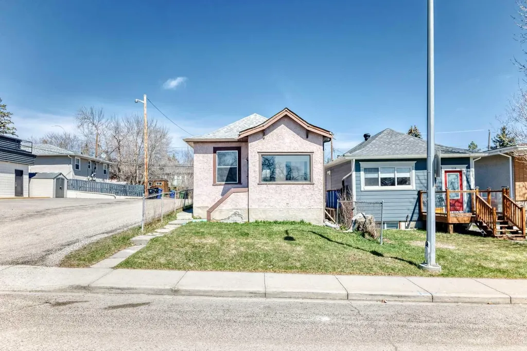 112 30 Avenue NE Calgary AB T2E2C8