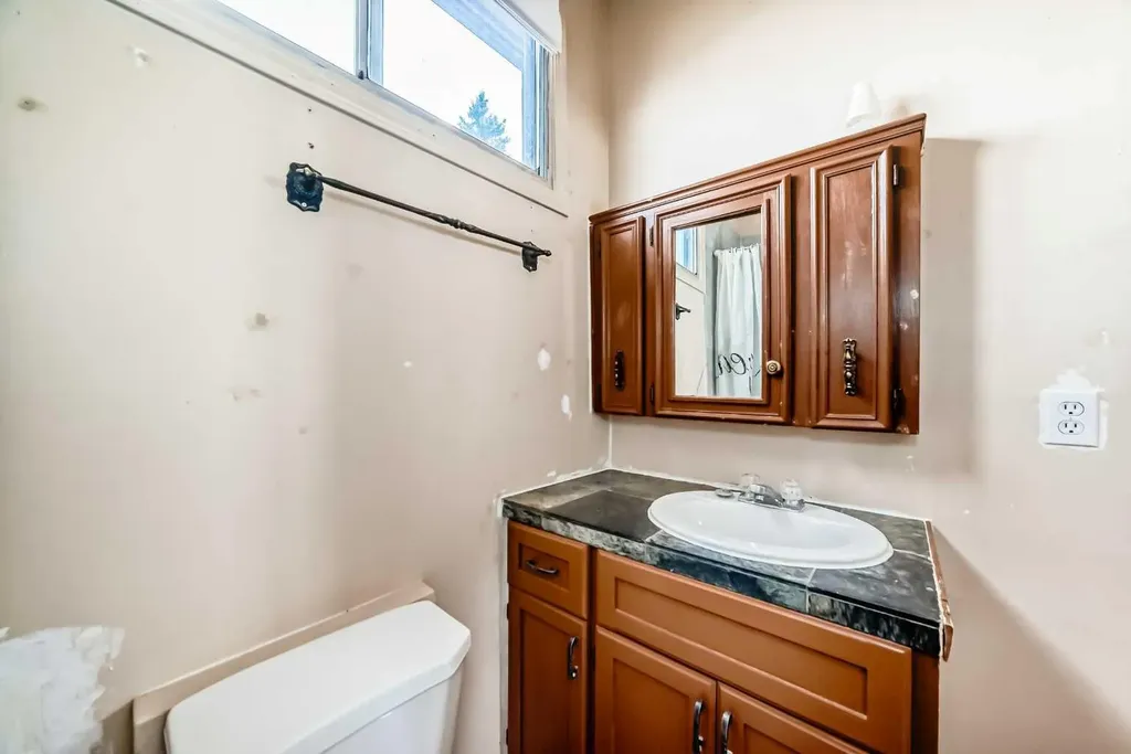 112 30 Avenue NE Calgary AB T2E2C8