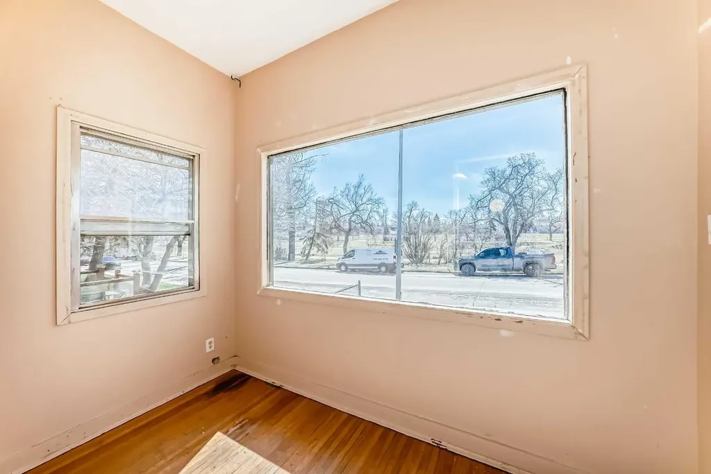 112 30 Avenue NE Calgary AB T2E2C8
