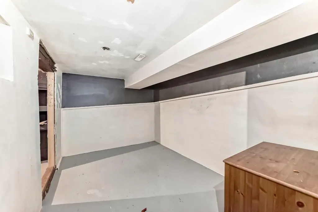 112 30 Avenue NE Calgary AB T2E2C8
