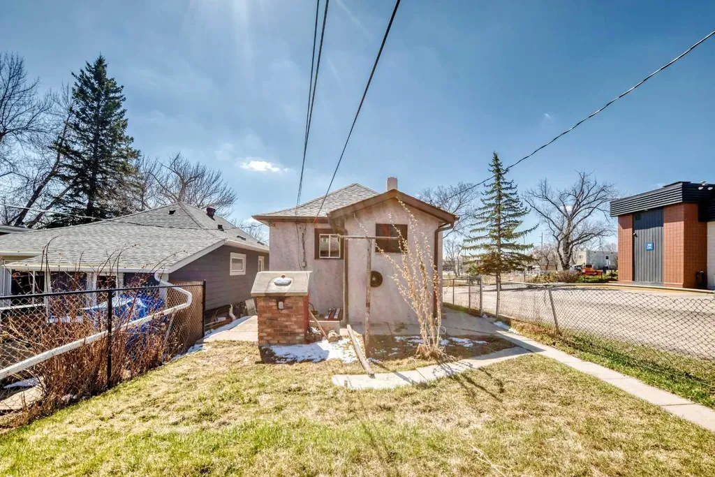 112 30 Avenue NE Calgary AB T2E2C8