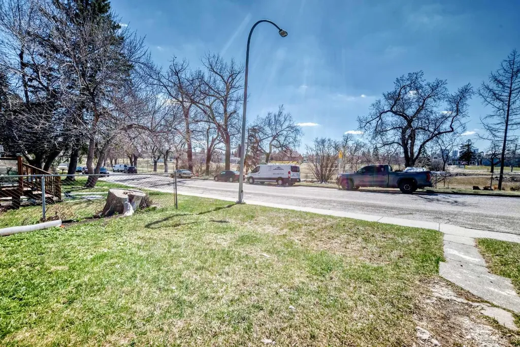 112 30 Avenue NE Calgary AB T2E2C8