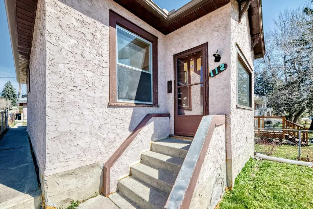 112 30 Avenue NE Calgary AB T2E2C8