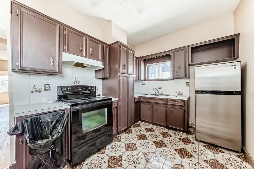 112 30 Avenue NE Calgary AB T2E2C8