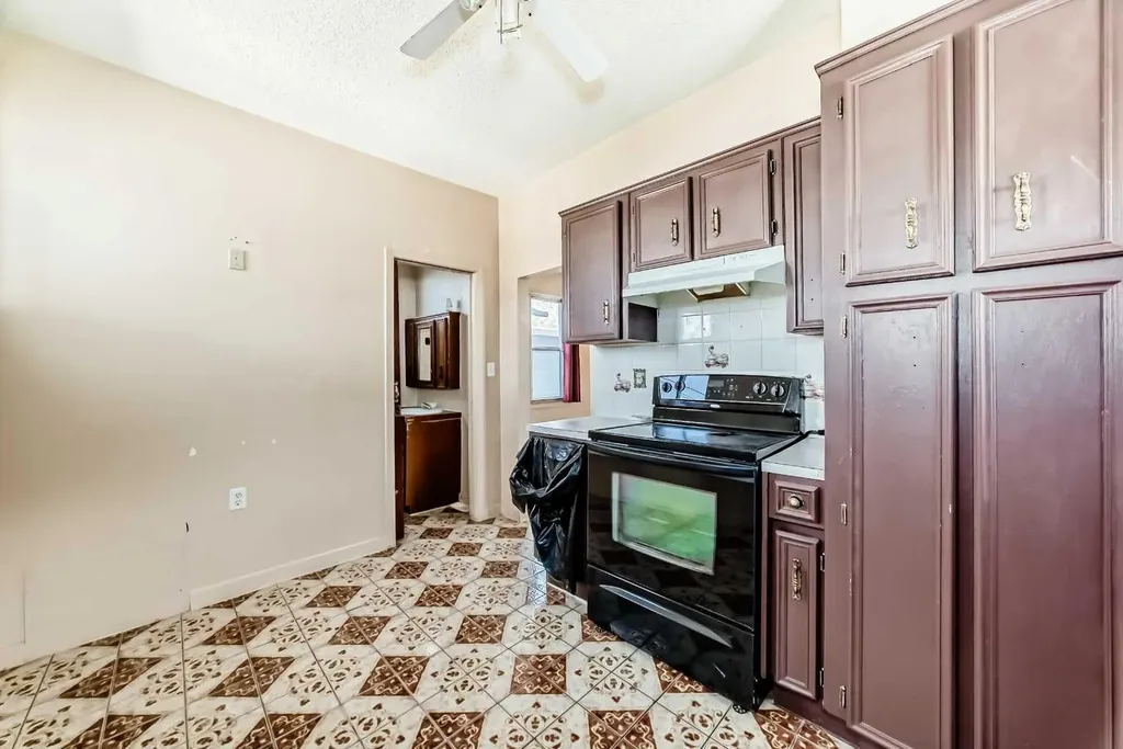112 30 Avenue NE Calgary AB T2E2C8