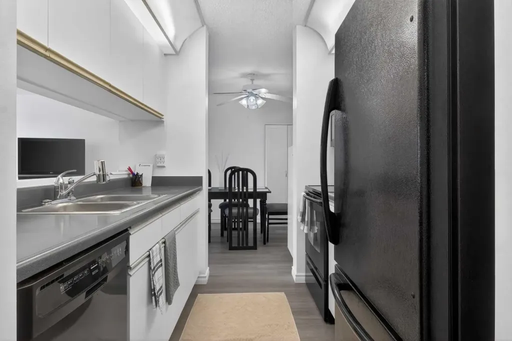 10 Dover Point SE Calgary AB T2P 3K2