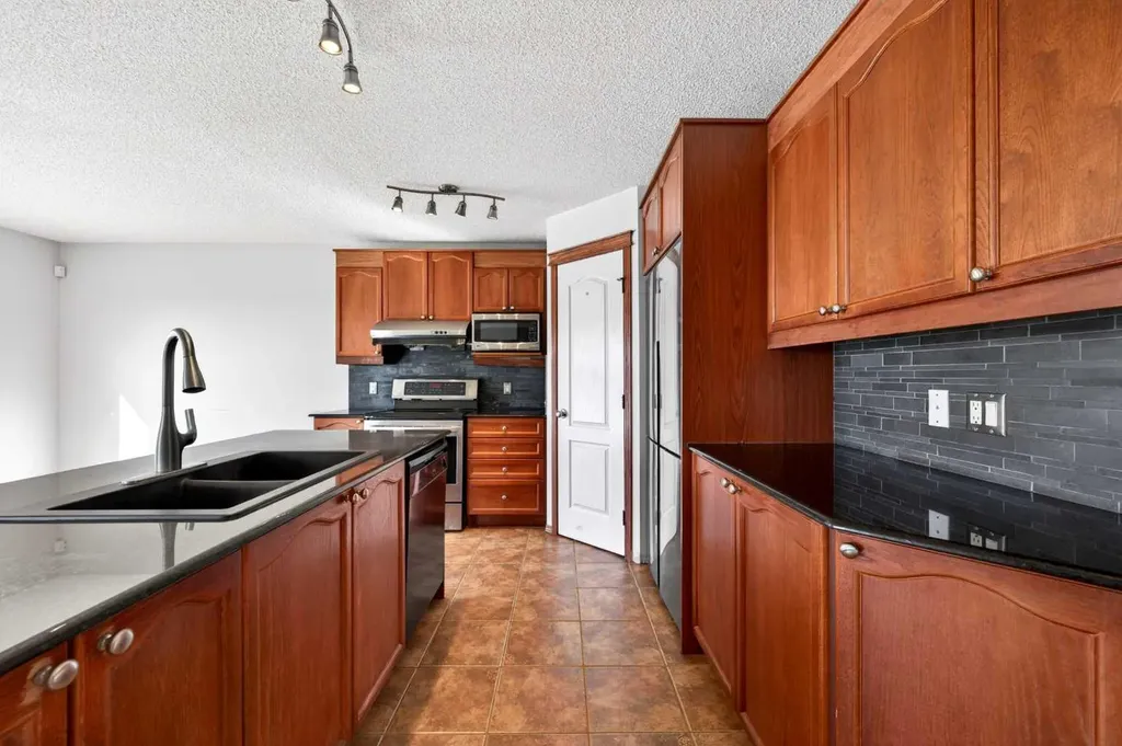 172 Kincora Drive NW Calgary AB T3R 1L5