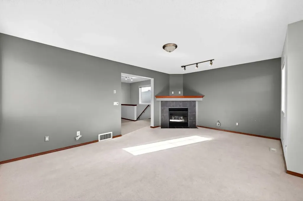 172 Kincora Drive NW Calgary AB T3R 1L5