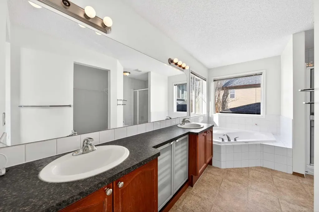 172 Kincora Drive NW Calgary AB T3R 1L5