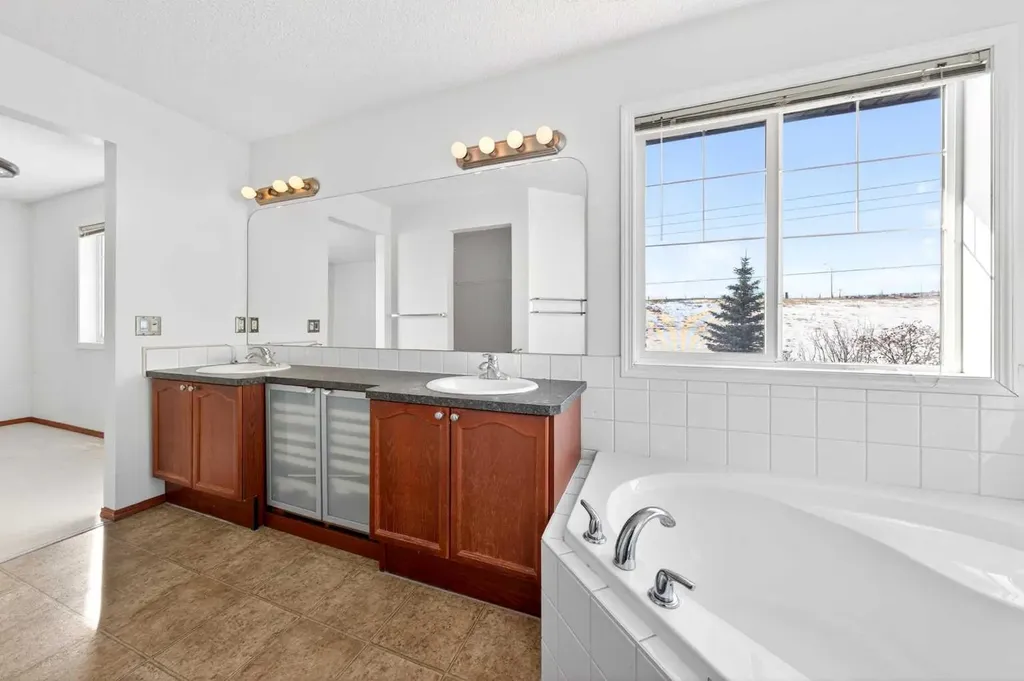 172 Kincora Drive NW Calgary AB T3R 1L5