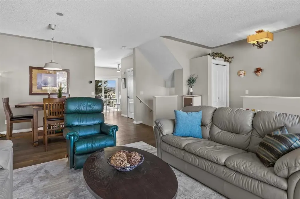 139 Country Hills Gardens NW Calgary AB T3K 5G1