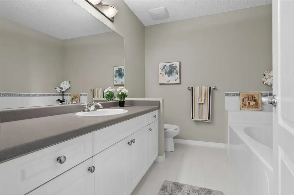 139 Country Hills Gardens NW Calgary AB T3K 5G1