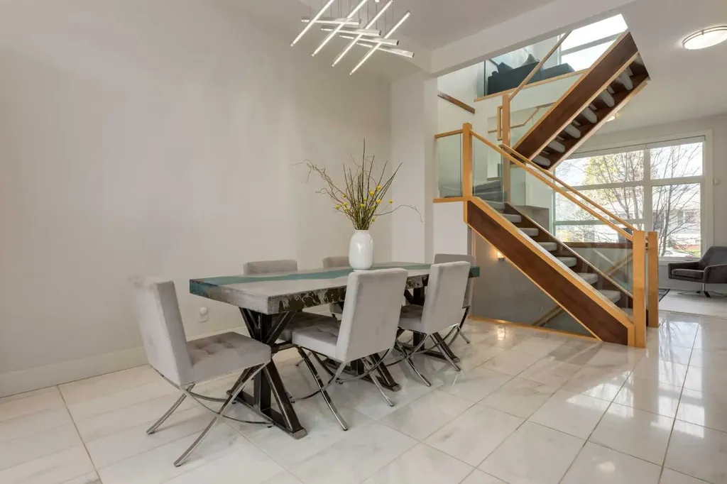 2210 Victoria Crescent NW Calgary AB T2M4E2