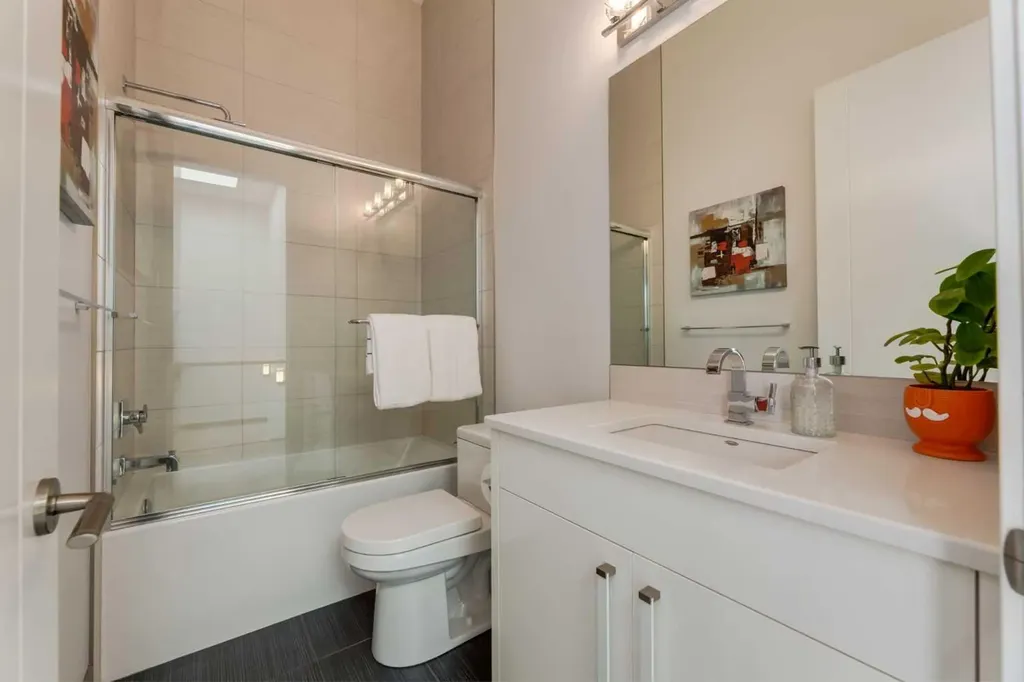 2210 Victoria Crescent NW Calgary AB T2M4E2