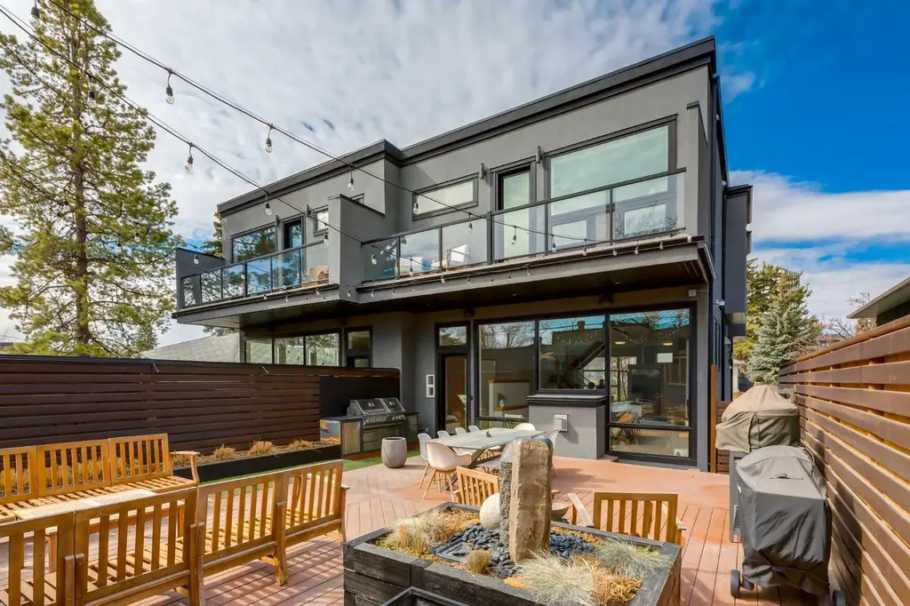 2210 Victoria Crescent NW Calgary AB T2M4E2