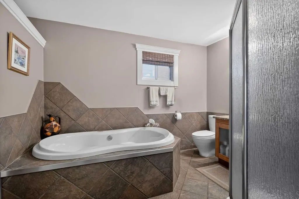 13 Taraglen Road NE Calgary AB T3J 2N7