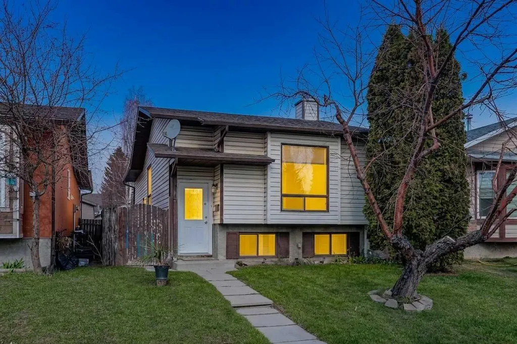 13 Taraglen Road NE Calgary AB T3J 2N7