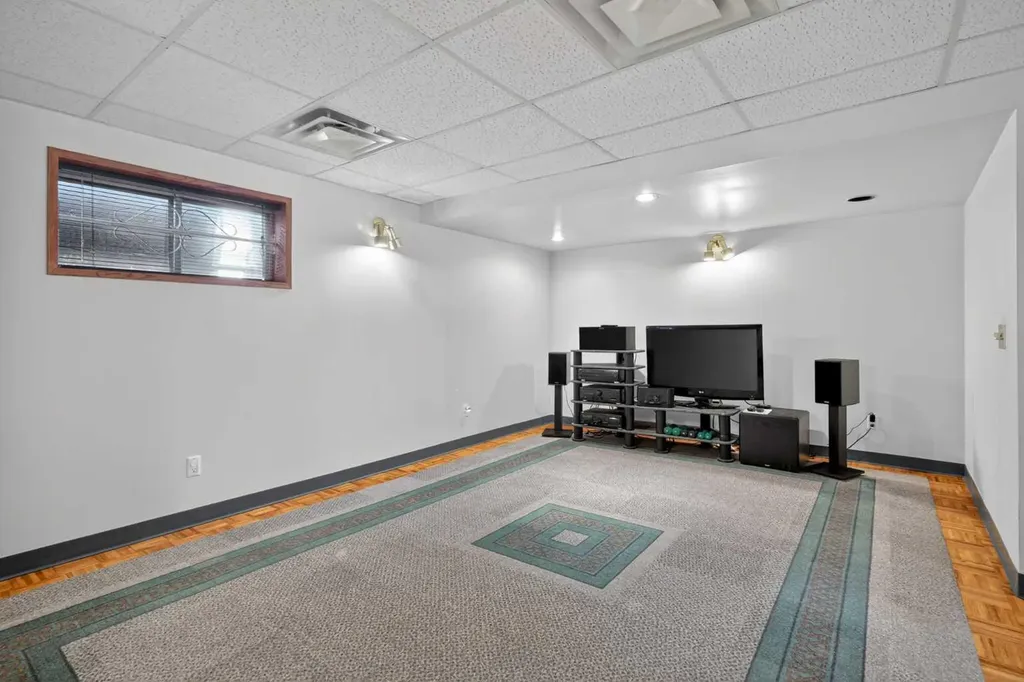13 Taraglen Road NE Calgary AB T3J 2N7