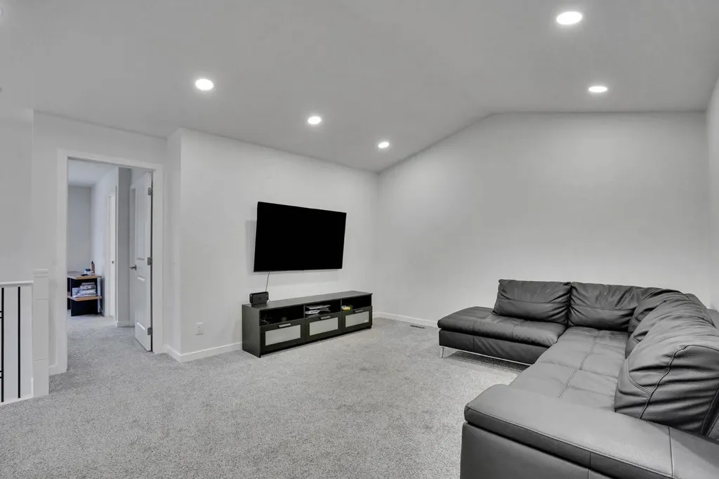 274 Lucas Place NW Calgary AB T3P 1Z3
