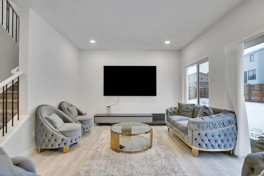 274 Lucas Place NW Calgary AB T3P 1Z3