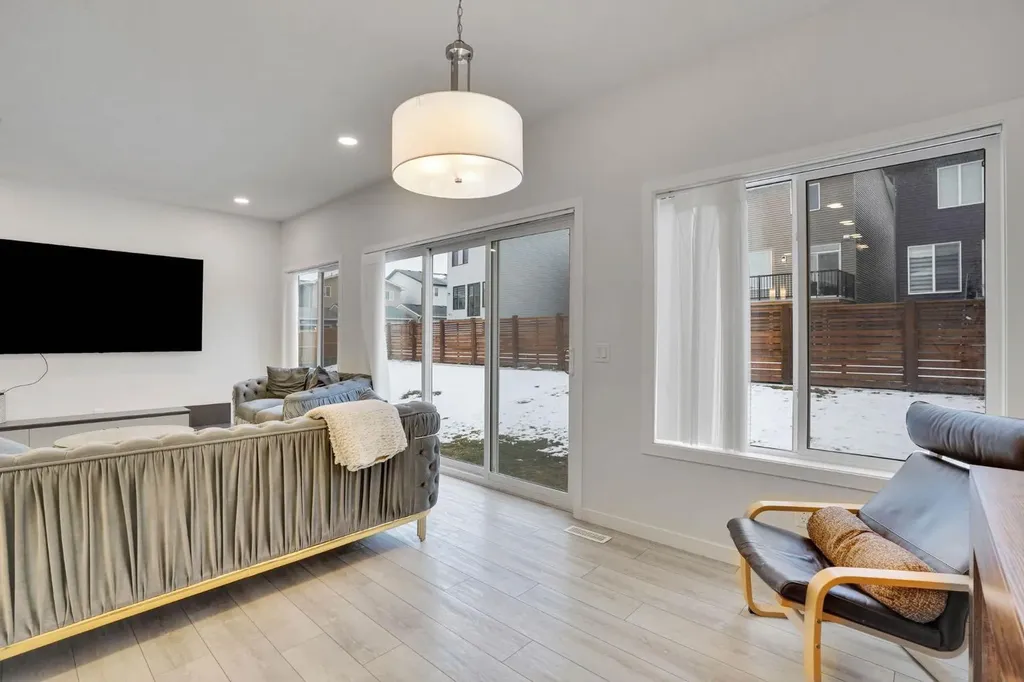 274 Lucas Place NW Calgary AB T3P 1Z3