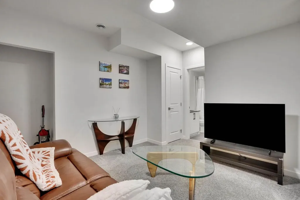 274 Lucas Place NW Calgary AB T3P 1Z3