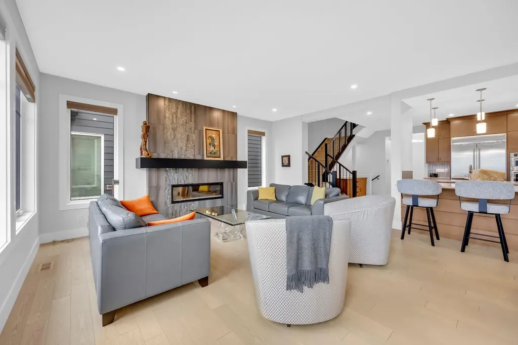 192 Magnolia Manor SE Calgary AB T3M 3J1