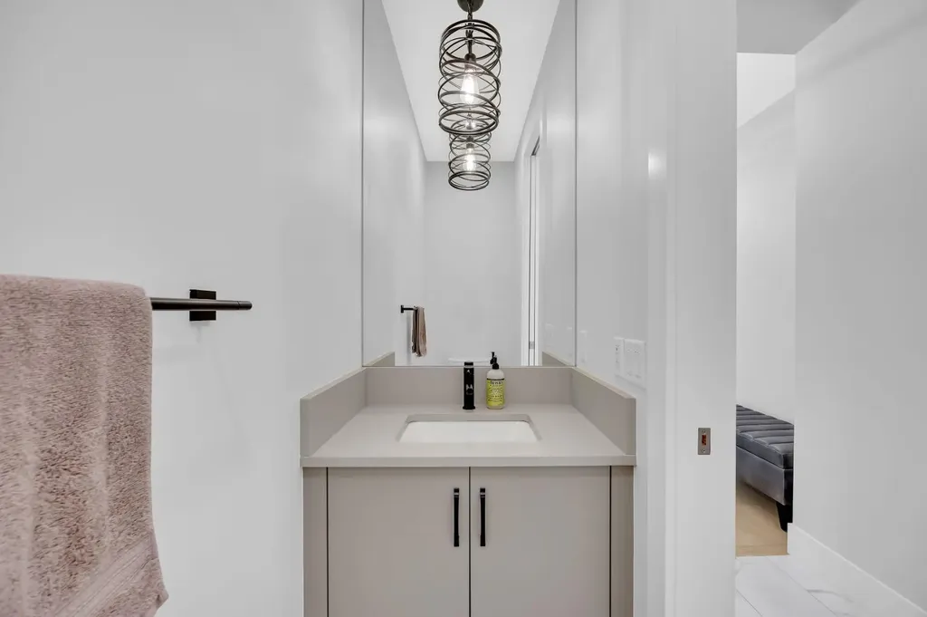 192 Magnolia Manor SE Calgary AB T3M 3J1