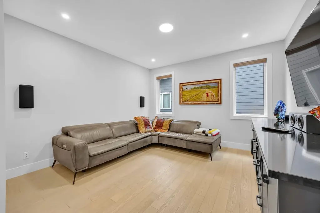192 Magnolia Manor SE Calgary AB T3M 3J1
